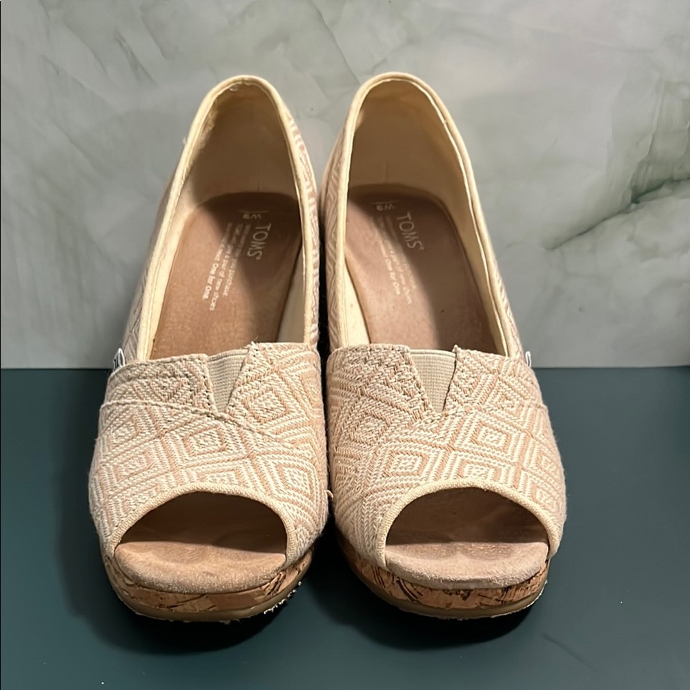 Gorgeous Toms Slip On Wedge Sandals for women! 👡